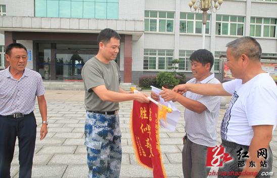 图为被救大娘儿子给空军部队送来锦旗图为解放军政治处主任尹兵阳给被