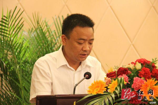 邵东县邮政局局长梁立华做经验介绍会场