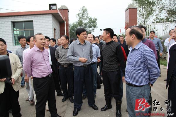 化示范区察看李万千一行在魏家桥精华农产品有限公司察看大型沼气工程