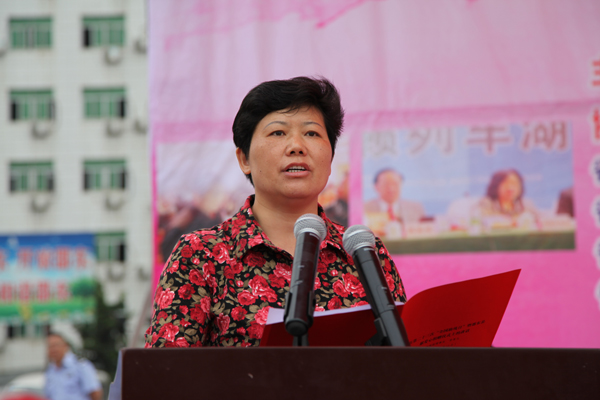 董事长刘祖社在仪式上讲话捐赠仪式现场820名贫困残疾人坐上了新轮