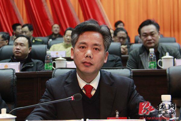 县人大常委会副主任李本功主持大会县法院院长戴翼作法院工作报告县