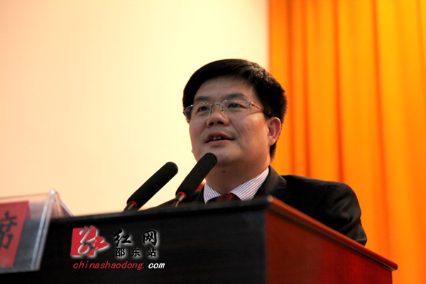 代表邵东县作典型发言邵东县黄陂桥乡党委书记李宏峰在会上作典型发言