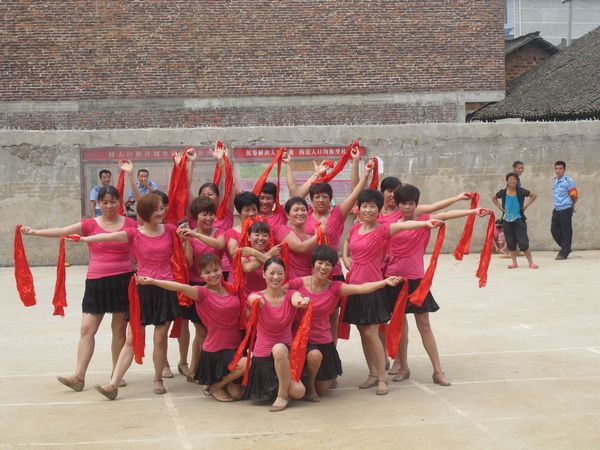 泉水村爱心舞蹈队舞出火热健康新生活