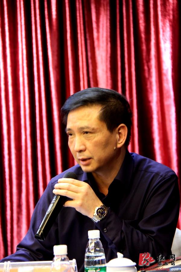 县委常委,统战部长,副县长金晚球主持会议与会代表发言