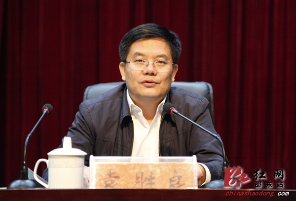 处"三项"禁毒工作情况的通报》邵东县人民政府副县长朱甲云作工作报告