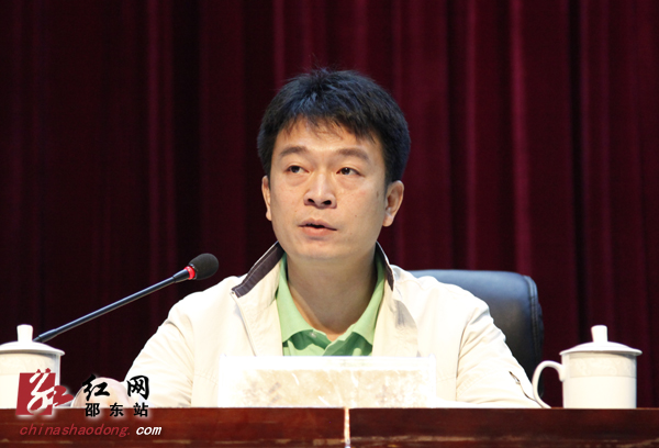 处"三项"禁毒工作情况的通报》邵东县人民政府副县长朱甲云作工作报告