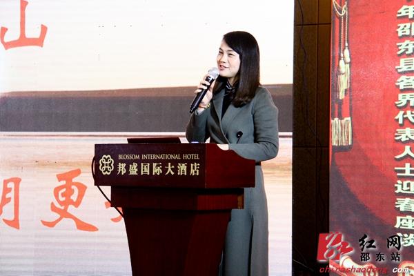 县委常委,统战部长曾剑萍讲述邵东故事会场县委副书记周平致祝酒辞,并