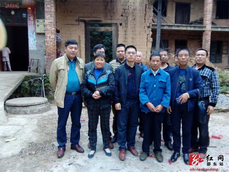 10月6日,邵东县灵官殿镇凌云村第一书记甘为建,村支部书记宁喜颖,村